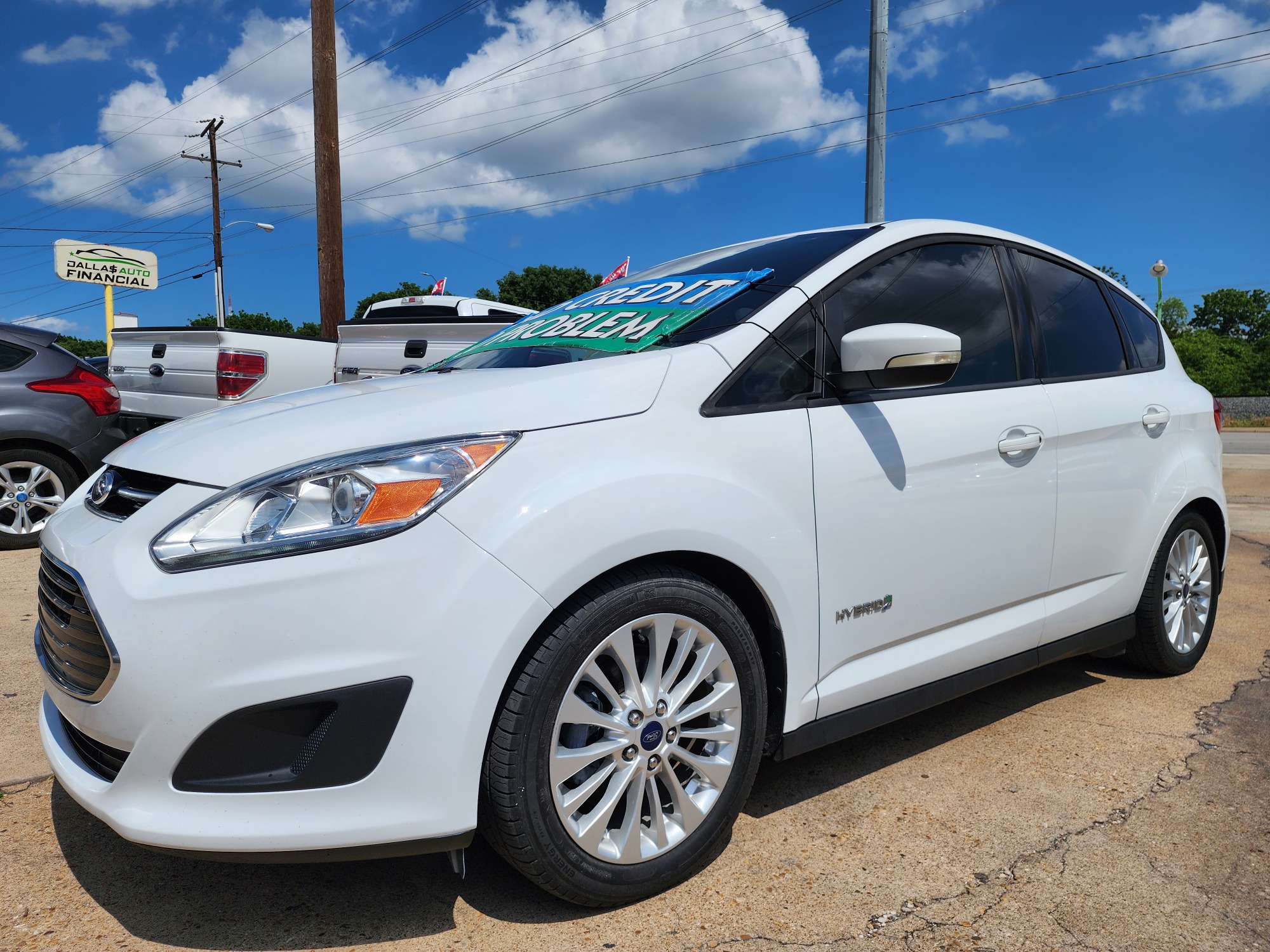 2018 DIAMOND WHITE Ford C-Max Hybrid SE (1FADP5AU8JL) with an 2.0L L4 DOHC 16V HYBRID engine, CVT transmission, located at 2660 S.Garland Avenue, Garland, TX, 75041, (469) 298-3118, 32.885551, -96.655602 - Welcome to DallasAutos4Less, one of the Premier BUY HERE PAY HERE Dealers in the North Dallas Area. We specialize in financing to people with NO CREDIT or BAD CREDIT. We need proof of income, proof of residence, and a ID. Come buy your new car from us today!! This is a Super Clean 2018 FORD C-MAX - Photo #7